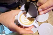 Auf jeden Capuccino kommt ein schönes Motiv. Dafür ist die Temperatur der Milch und die Konsistenz des Milchschaums wichtig. Auf jeden Capuccino kommt ein schönes Motiv. Dafür ist die Temperatur der Milch und die Konsistenz des Milchschaums wichtig.