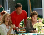 DESPERATE HOUSEWIVES - "Now You Know" - Die Nachbarschaft ist schockiert, als sich Neuigkeiten &uuml;ber Edie verbreiten, Lynette k&auml;mpft mit den Auswirkungen der Chemotherapie, und eine neue Familie zieht nach Wisteria Lane.