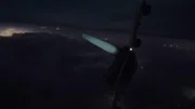 Das Flugzeug beginnt sich nach links zu neigen, als die Instrumente des Piloten ausfallen, doch der Kopilot teilt das Problem nicht rechtzeitig mit.