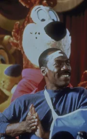 In einem Vergn&uuml;gungspark sucht Foley (Eddie Murphy) den M&ouml;rder seines Chefs ..._Titel: Beverly Hills Cop III