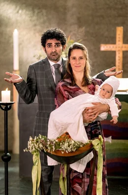 Kaum ist der kleine Linus auf der Welt, sieht sich das deutsch-iranische Rheinl&auml;nderpaar Viola (Amelie Kiefer) und Faraz (Reza Brojerdi) mit kulturellen Unterschieden konfrontiert - Taufe oder Beschneidung!