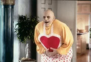Fester (Christopher Lloyd) ist voller Liebesgl&uuml;ck. Doch kann er der Frau seiner Tr&auml;ume trauen?