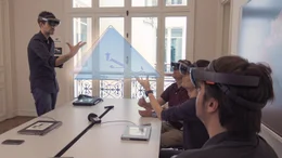 Die Forscher pr&auml;sentieren ihre Ergebnisse mit einem Modell der Pyramide in erweiterter Realit&auml;t und tragen dazu entsprechende Brillen.