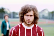 Er prägte mehr als ein Jahrzehnt lang das Spiel von Bayern München, von Real Madrid sowie der deutschen Fußball-Nationalmannschaft und sorgte oftmals auch abseits des Platzes für Kontroversen: Paul Breitner. Er prägte mehr als ein Jahrzehnt lang das Spiel von Bayern München, von Real Madrid sowie der deutschen Fußball-Nationalmannschaft und sorgte oftmals auch abseits des Platzes für Kontroversen: Paul Breitner.