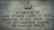 An Maria Stuarts Leben und Hinrichtung erinnert der Gedenkstein der Ruine von Fotheringhay Castle.