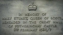 An Maria Stuarts Leben und Hinrichtung erinnert der Gedenkstein der Ruine von Fotheringhay Castle.