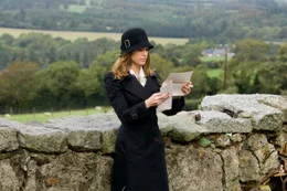 Holly (Hilary Swank) erh&auml;lt einen Brief von ihrem toten Mann.