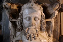 Die Grabplatte Edwards II. in der Kathedrale von Gloucester.