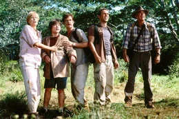 Nachdem sich Dr. Alan Grant (Sam Neill, r.) und sein Mitarbeiter Billy (Alessandro Nivola, 2.v.r.) dazu bereit erkl&auml;rt haben, Amanda (T&eacute;a Leoni, l.) und ihren Mann Paul (William H. Macy, M.) bei einem Flug &uuml;ber die Dinosaurierinsel zu begleiten, erkennen sie, dass es eigentlich nur darum geht, den verschollenen Sohn Eric (Trevor Morgan, 2.v.l.) zu finden. Dennoch sind die Dinosaurier hungrig ...