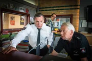 Haller (Hannes Hellmann, l.) und Wolle (Harald Maack, r.) koordinieren den Einsatz der Kollegen vom PK 21 aus.