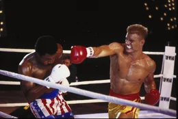 Als Rockys alter Freund und Weggef&auml;hrte Apollo Creed bei einem Kampf mit dem Russen Ivan Drago (Dolph Lundgren, r.) get&ouml;tet wird, macht sich Rocky selbst daf&uuml;r verantwortlich. Angeheizt von der Arroganz des Superboxers tritt Rocky (Sylvester Stallone, l.) in Russland selbst gegen den neuen Champion in den Ring ...