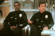 Nach einem missgl&uuml;ckten Einsatz m&uuml;ssen Roger Murtaugh (Danny Glover, l.) und Martin Riggs (Mel Gibson, r,) Streifendienst leisten - und das alles wenige Tage vor Rogers Pensionierung