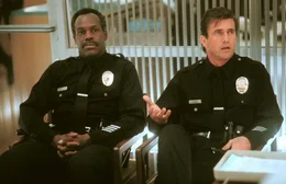 Nach einem missgl&uuml;ckten Einsatz m&uuml;ssen Roger Murtaugh (Danny Glover, l.) und Martin Riggs (Mel Gibson, r,) Streifendienst leisten - und das alles wenige Tage vor Rogers Pensionierung