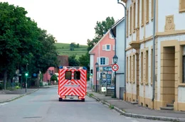 Je mehr Krankenh&auml;user in l&auml;ndlichen Regionen schlie&szlig;en, umso l&auml;nger werden die Anfahrtszeiten f&uuml;r Rettungssanit&auml;ter und Not&auml;rzte.