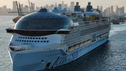 Die "Icon of the Seas" ist das gr&ouml;&szlig;te Kreuzfahrtschiff der Welt &ndash; es hat Platz f&uuml;r mehr als 7.500 Passagiere. Doch die vielen Fenster k&ouml;nnen bei Kreuzfahrtschiffen wie diesem gef&auml;hrlich werden, denn bei einer Kollision mit einer Monsterwelle bieten sie enorme Angriffsfl&auml;chen.