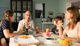 Petra (Ulrike C. Tscharre) und die Kinder Fee (Lotte Becker) und Jonas (Valemtin Wilcek) erkennen ihren Vater (Christoph Maria Herbst) kaum wieder - sie ahnen ja nicht, dass es sein Zwillingsbruder ist.