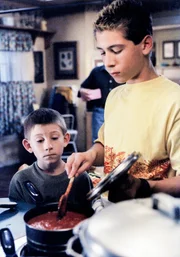 Reese (Justin Berfield, re.) erklärt Dewey (Erik Per Sullivan), wie ein Gemüsesugo gekocht wird.