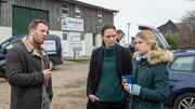 Karoline Joost (Nike Fuhrmann, 2.v.l.) und Lars Pöhlmann (Dominic Boeer, l.) befragen Clara Westphal (Anna Platen, r.). Die junge Frau hat ihre Freundin Jessy Winter tot aufgefunden.