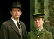 Szene aus Foyle's War; Bild zeigt Anthony Howell (Sgt Paul Milner) und Honeysuckle Weeks (Sam). Szene aus Foyle's War; Bild zeigt Anthony Howell (Sgt Paul Milner) und Honeysuckle Weeks (Sam).