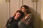 L-R: Flynn Durand (Patrick McAuley) und Emily Byrne (Stana Katic)