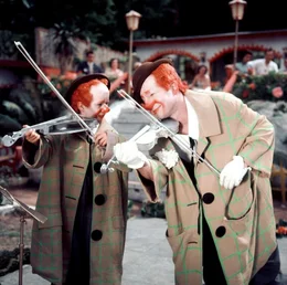 Teddy (Heinz R&uuml;hmann, r.) hat sich von Ulli (Oliver Grimm) &uuml;berreden lassen, wieder aufzutreten. Kaum hat er wieder Freude am Leben gefunden, taucht &uuml;berraschend Ullis Mutter auf und fordert ihren Sohn zur&uuml;ck.