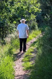 Anonymer Priester, der weiterhin in seiner Gemeinde tätig ist