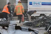 Der amerikanische Ermittler und der argentinische Ermittler analysieren das Flugzeugwrack des abgestürzten Lapa-Fluges 3142.