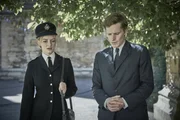 Shirley Trewlove (Dakota Blue Richards, l.) und Endeavour Morse (Shaun Evans, r.) besprechen den Fall Brian Finch. Shirley Trewlove (Dakota Blue Richards, l.) und Endeavour Morse (Shaun Evans, r.) besprechen den Fall Brian Finch.