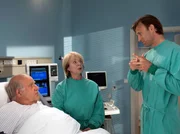 Dr. Martin Stein (Bernhard Bettermann, rechts) erklärt Eduard (Jochen Senf, links) und Annerose Runge (Madeleine Lierck-Wien) die bevorstehende Operation.