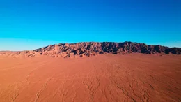 Kysylkum hei&szlig;t "roter Sand". Die W&uuml;ste hat gewaltige Ausma&szlig;e und zieht sich vom Karakum in Turkmenistan &uuml;ber Usbekistan bis nach Kasachstan.