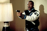 Wenn Super-Cop Axel Foley (Eddie Murphy) seine Opfer nicht mit der Waffe in Schach halten kann, dann quasselt er sie einfach mit einem Maschinengewehr-Stakkato zu Tode ...