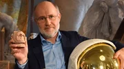 Harald Lesch mit der Nachbildung eines sogenannten "Maya-Tauchers". Harald Lesch mit der Nachbildung eines sogenannten "Maya-Tauchers".