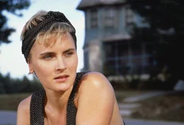Rachel Creed (Denise Crosby) hat ein komisches Gef&uuml;hl.. Friedhof der Kuscheltiere