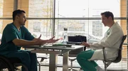 Überraschend taucht Bürgermeisterkandidatin Antonia Meiler (Muriel Baumeister, re.) bei Sarah Marquardt (Alexa Maria Surholt, li.) in der Sachsenklinik auf und bittet diese um Hilfe.