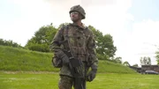 Leon probiert seine Uniform an. Leon probiert seine Uniform an.