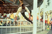 Es dauert nicht lange bis Foley (Eddie Murphy) in einem Vergn&uuml;gungspark einer Falschgeldbande auf die Spur kommt ...