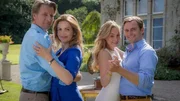 Valentina (Rebecca Immanuel, 2.v.l.) und Jack (Michael von Au, l.) sowie Amanda (Teresa Klamert, M.) und Stephen (Jonas Laux,r.) tanzen im Garten. Im Hintergrund steht ein altes Grammophon.