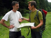 Heute ist Willi (re.) in der Wildnis unterwegs und will wissen, wie man in der freien Natur, ohne Wegweiser, und feste Wege an ein bestimmtes Ziel kommt. Mit Outdoorexperte Markus (li.) und guter Ausrüstung stürzt er sich in der Fränkischen Schweiz querfeldein ins Abenteuer.