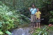 Der 8-j&auml;hrige Junior mit Vater Michael auf seinem Schulweg durch den Urwald Papua Neuguineas.