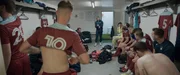 Englischer Fu&szlig;balltrainer Matt Morton mit Spielern in der Umkleidekabine