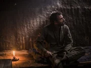 Klusmann wird in Einzelhaft in einer Hütte aus geflochtenem Bambus gehalten und bekommt nur minimale Verpflegung. Während seiner Monate als Kriegsgefangener verliert er 40 Pfund Gewicht. Klusmann wird in Einzelhaft in einer Hütte aus geflochtenem Bambus gehalten und bekommt nur minimale Verpflegung. Während seiner Monate als Kriegsgefangener verliert er 40 Pfund Gewicht.