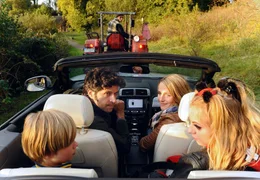 Moritz (Pasquale Aleardi) ist entsetzt dar&uuml;ber, dass Nina (Tanja Wedhorn, rechts) und ihre beiden Kinder Max (Tom Ho&szlig;bach) und Jule (Camares Amonat) sein hei&szlig; geliebtes Auto in eine fahrende M&uuml;llkippe verwandeln.