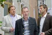 Wie auch das Mordopfer äußern die Cops Hartl (Michael A. Grimm, l.) und Hansen (Igor Jeftic, r.) den Verdacht, dass Biobauer Friedel (Sven Kramer, m.) mit unlauteren Methoden arbeitet.