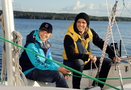 Moritz (Pasquale Aleardi, rechts) unternimmt mit dem kleinen Max (Tom Ho&szlig;bach) einen Segelt&ouml;rn.