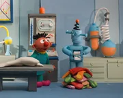 Ernie wundert sich über den Roboter, der sogar Socken stricken kann. Ernie wundert sich über den Roboter, der sogar Socken stricken kann.