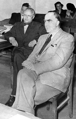Giselher Wirsing (l.), einer der bekanntesten Journalisten in der NS-Zeit, 1950 beim Prozess vor der Berufungskammer M&uuml;nchen. Vier Jahre sp&auml;ter wird er Chefredakteur der Wochenzeitung "Christ & Welt", bis in die 1960er Jahre die auflagenst&auml;rkste Wochenzeitung der Bundesrepublik.