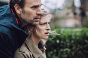 MDR FERNSEHEN SOPHIE CROSS - GEFÄHRLICHE DÜNEN: BLUTIGE GESCHÄFTE, "Sophie Cross - Affaire classée". Thomas (Thomas Jouannet) und Sophie (Alexia Barlier) suchen ihren vermissten Sohn. Foto aus Folge 5 "Blutige Geschäfte"