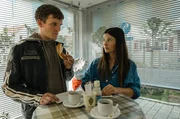 Lisa (Anna Fischer) und ihr Bruder Hannes (Frederik Bott) suchen in der Region nach Hinweisen auf den Unfallhergang.