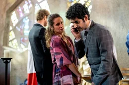 Faraz (Reza Brojerdi) und Viola (Amelie Kiefer) bekommen einen unerwarteten Anruf von Faraz' Eltern.