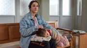 Weil Mama Stefanie es nicht kann, kümmert sich Nuri (Acelya Sezer, li.) um ihre Schwester Elif (Helene Salame, re.).